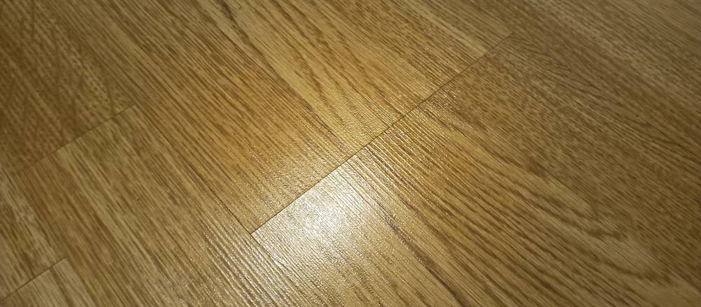 разбухание ламината от влаги © Aznaetelivy.ru