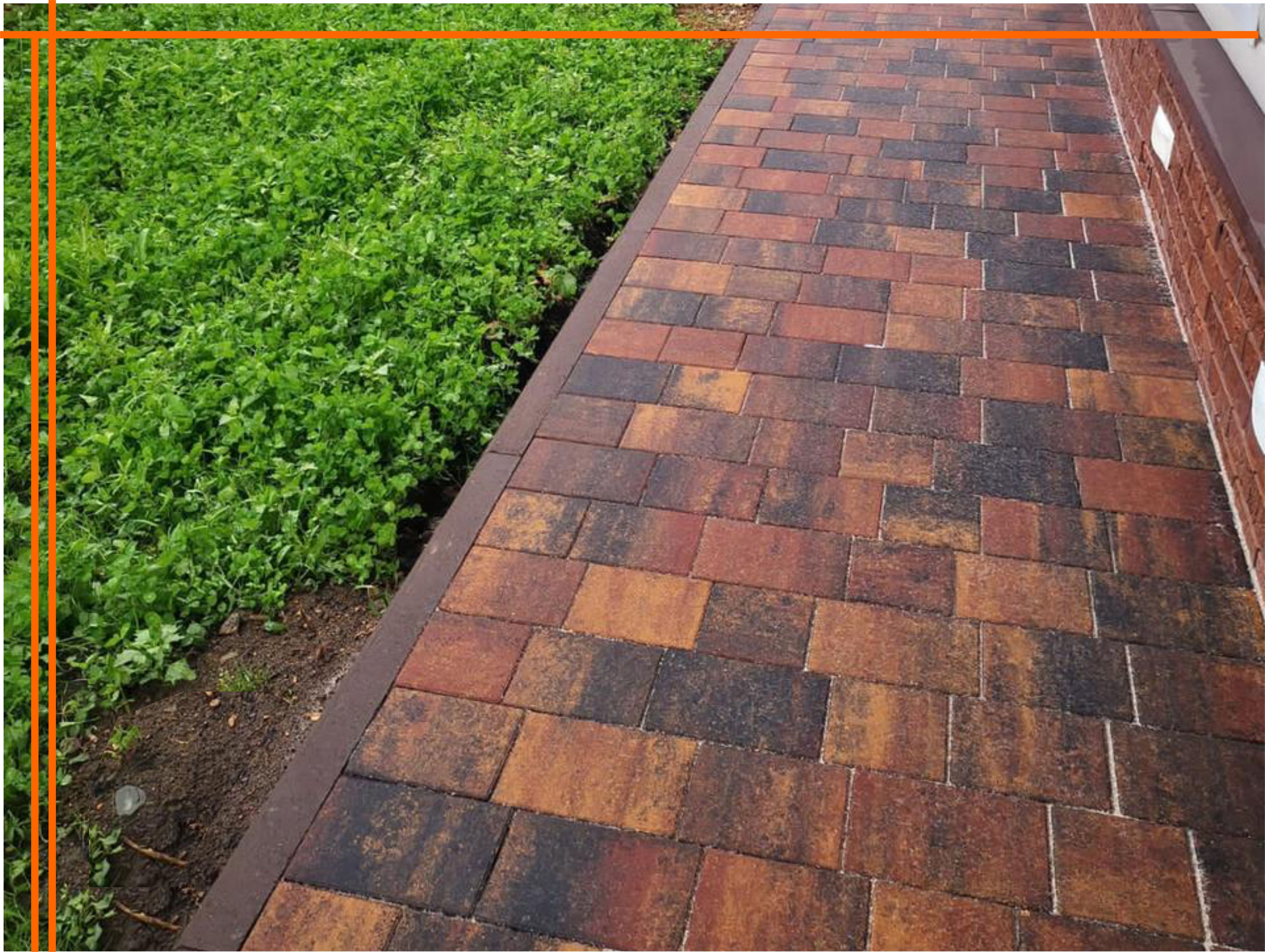 Отмостка вокруг дома выполнена брусчаткой