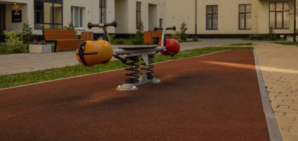 Детская площадка с покрытием из резиновой крошки